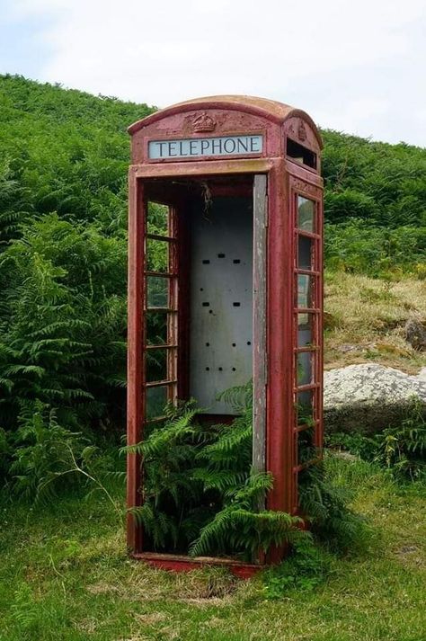 Building Reference Photos For Artists, Old Telephone Aesthetic, Old Buildings Aesthetic, Old Telephone, Growth And Decay, Reference Photos For Artists, Telephone Box, Phone Booth, Aesthetic Japan