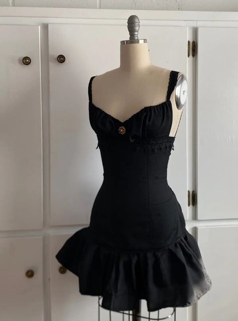 2000s Black Dress, Vamp Dresses, Hot Knight, Vamp Dress, Theatre Outfit, Starry Night Dress, Coquette Black, Money Dress, Cute Black Dress