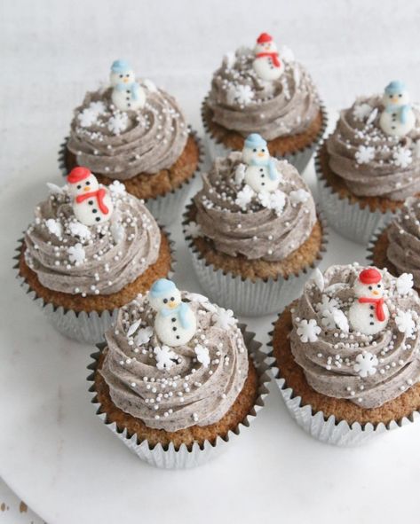 59 Pretty Cupcake Ideas for Wedding and Any Occasion : Frosty blue cupcakes Christmas Sweet Table, Cupcakes Christmas, Snowman Cupcakes, Coffee Cupcakes, Pretty Cupcakes, Holiday Cupcakes, Cupcake Cake Designs, Oreo Cupcakes, Beautiful Cupcakes