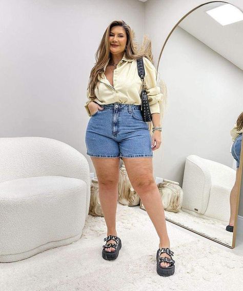 Summer Going Out Outfit Plus Size, Outfits For Really Hot Weather, Chic Summer Outfits Plus Size, Jean Shorts Plus Size Outfit, Plus Size Hourglass Outfits Summer, Denim Shorts Outfit Midsize, Chic Summer Outfits Curvy, Family Vacation Outfits Summer, Plus Size Summer 2024