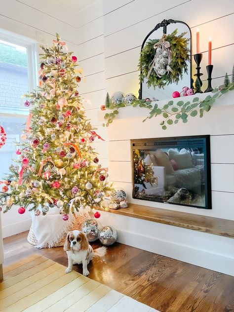 Pink Christmas Ideas, Disco Ball Christmas Tree, Unique Christmas Tree Ideas, Disco Ball Christmas, Holiday Dining Room, Pom Pom Tree, Ball Christmas Tree, Christmas Tree Decorating Ideas, Tree Decorating Ideas