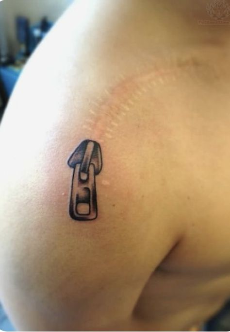 Zipper Tattoo, Dynamic Tattoo, Best Cover Up Tattoos, Tattoo Over Scar, Tattoos To Cover Scars, Scar Tattoo, Tattoo Trend, Clever Tattoos, Inspiration Tattoos