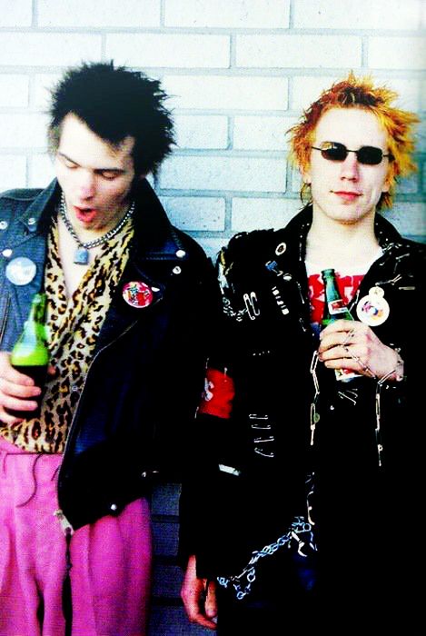 Sid Vicious and Johnny Rotten Jonny Rotten, Sid And Nancy, 70s Punk, 90s Punk, British Punk, Johnny Rotten, Jesse Rutherford, 80s Punk, Punk Culture