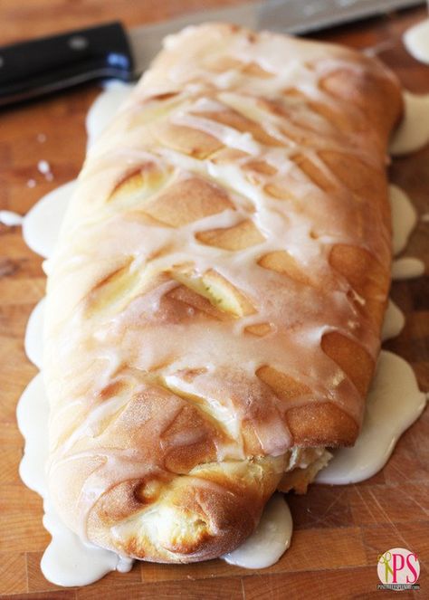 Cream Cheese-Filled Sweet Bread Recipe www.PositivelySplendid.com Pecan Cream Cheese Rolls, Sweet Bread Recipe, Morning Recipes Breakfast, Cream Cheese Danish, Cheese Danish, Christmas Morning Breakfast, Holiday Favorite Recipes, Dessert Aux Fruits, Loaf Of Bread