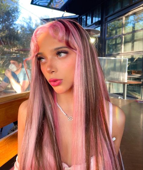 pink highlights long hair aesthetic hair pink and brown hair alt girl tiktok draculaura hair cute girl y2k pink Doux Fairy, Ulzzang Hair, Pink Hair Dye, Fairy Hair, Hair Streaks, Fairy Queen, Pretty Hair Color, Hair Flip, Dye My Hair