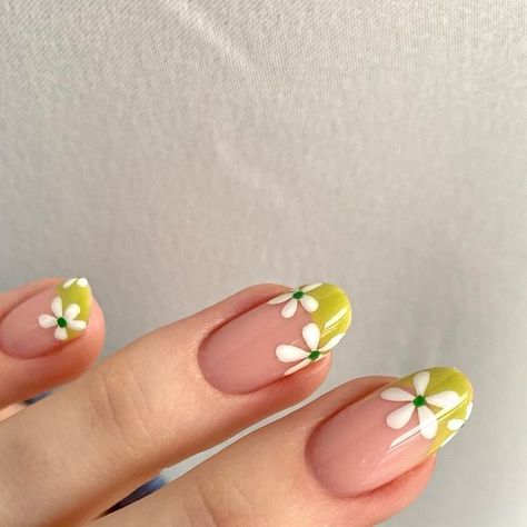 Mckinnly Yadon | UT Nail Tech | Educator on Instagram: "we are ready for spring over here🌱  the last few days have been so gloomy but the little peeks of sun make my heart happy!   you know what else makes my heart happy???  SPRING FORWARD IN 2 weeks from Sunday🥹  loving this spring nail Inspo from @phoebesummernails   @polishedpinkiespro  Trinity SW1 Luxio Flair Akzentz Gel Play Green  @magpiebeautyusa  Arty Gel White  #springnails #frenchtipnails #daisynails #nailinspo #boycottboringnails #naildesigns #nailart #utahnails #utahcountynails" Art Deco Nails, Beauty Nails Design, Daisy Nails, Simple Acrylic Nails, Spring Forward, Cute Gel Nails, Pretty Nail Art, Spring Nail, Girls Nails