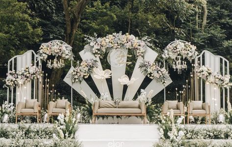 Reception Stage Decor Outdoor, Dekorasi Wedding Outdoor, Wedding Stage Backdrop Elegant, Reception Stage Decoration Outdoor, Pelaminan Outdoor, Wedding Stage Design Backdrop Ideas, Reception Stage Decoration Backdrops, Indoor Garden Wedding Reception, Pernikahan Outdoor