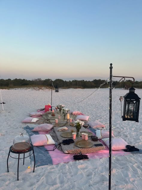 Beach Birthday Breakfast, Birthday Picnic In The Beach, Beach Ideas For Birthday, Lake Picnic Birthday Party, Sunset Beach Birthday Party, Beach Picnic Bday Party Ideas, Cute Beach Birthday Set Up, Bday Beach Picnic, Beach Birthday Party Picnic