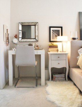 Contemporary vanity table Vanity Inspiration, Casa Vintage, Mirror On The Wall, Apartment Life, Vanity Decor, Diy Desk, Small Room, My New Room, Apartment Living