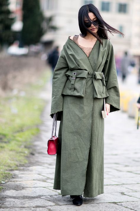 Military Inspired Fashion, Milan Fashion Week Street Style, Street Style 2016, Top Street Style, Red Purse, Military Coat, Popsugar Fashion, Fashionista Clothes, The Best Street Style