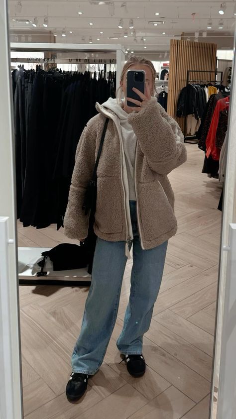 Baggy Jeans Look, Aesthetic Clothing Styles, Pic Pose Ideas, Pose Ideas Selfie, Jacket Outfit Casual, Oversized Coat Outfit, Vintage Aesthetic Style, Teddy Jacket Outfit, Oversized Jacket Outfit