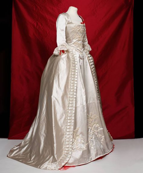 1700s Wedding Dress, 18th Century Wedding Dress, 18th Century Ball Gown, Outlander Wedding Dress, Historical Wedding Dresses, Pearls Embroidery, Fantasy Au, Rococo Dress, 18th Century Dress