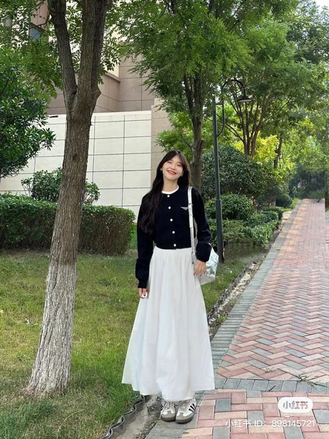 White Skirt In Winter Outfit, Outfits With White Skirts Winter, Muji Style Outfit, France Style Outfits, Classy Cute Outfits, White Long Skirt Outfit Ideas, Japan Casual Outfits, Japan Clothing Style, Long White Skirt Outfit Ideas