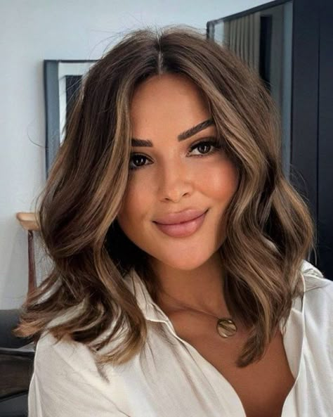 Sun-Kissed Brown Money Piece Hairstyle Muffins Vegan, Apple Muffins, Brunette Hair With Highlights, Money Piece, Brunette Balayage Hair, Lob Haircut, Brown Hair Balayage, Mini Apple, Balayage Brunette