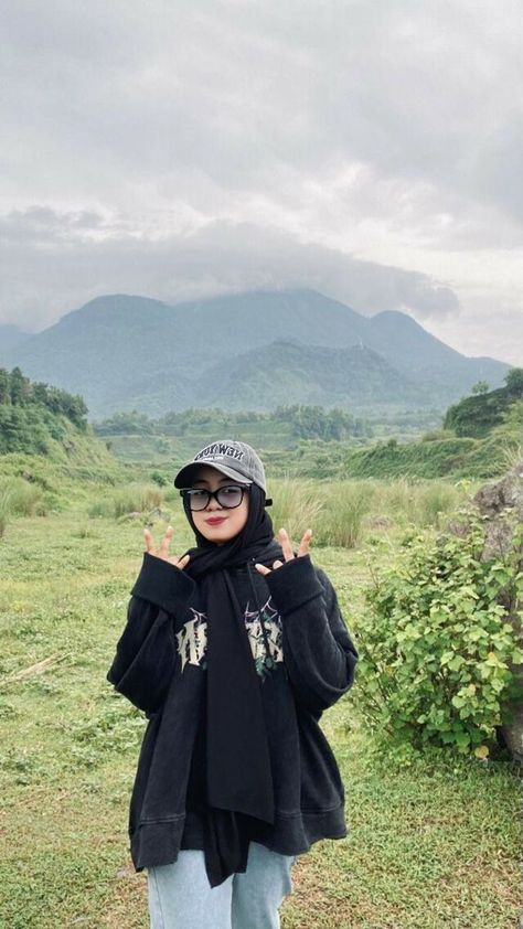 Ootd Sweater Hijab Casual, Ootd Topi Hijab, Outfit Hijab Topi, Swag Hijab Style, Outfit Hijab Hoodie, Hijab Topi, Hoodie Hijab, Outfit Hijab Ideas, Ootd Hoodie