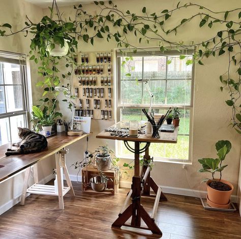 Split Home Office, Vintage Art Studio Ideas, Art Studio Inspiration Small Spaces, Earthy Art Studio, Small Art Studio Ideas Artists Work Spaces, Boho Art Room, Art Studio Setup, Spare Bedroom Art Studio, Green House Art Studio