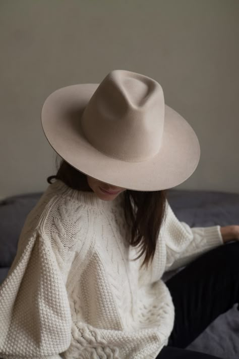 Minimalist Moda, Women Fashion Edgy, Looks Street Style, Outfits With Hats, Carrie Bradshaw, White Sweater, Mode Inspiration, Kentucky Derby, Hat Fashion