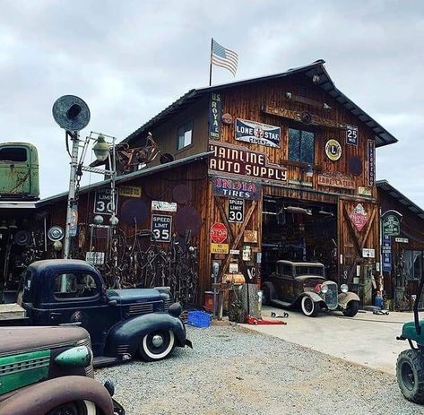 Mechanic Shop Decor, Metal Shops, Custom Rv, Man Garage, Auto Garage, Cool Garages, Man Cave Room, Ultimate Garage, Mechanic Shop