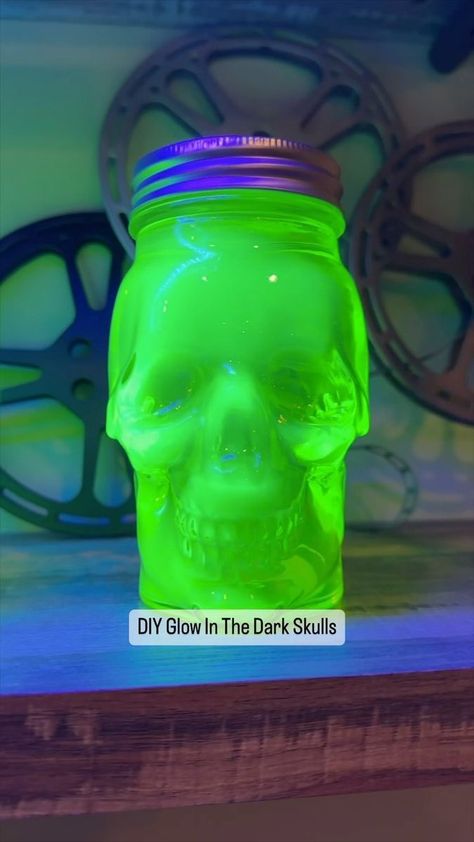 Blacklight Halloween, Diy Glow In The Dark, Simple Halloween Decor, Halloween Juice, Glow Halloween, Dollar Store Halloween Decorations, Scary Halloween Decorations Diy, Halloween Lights Decorations, Halloween Infantil