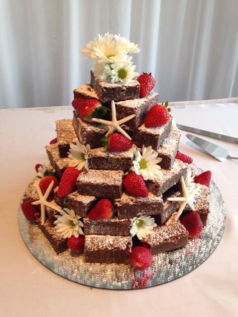 Brownies Tower Wedding, Chocolate Brownie Wedding Cake, Brownie Cake Tower, Brownies Decoration Ideas, Brownies Wedding, Brownie Wedding Cakes, Brownie Tower, Dessert Station Wedding, Birthday Brownie