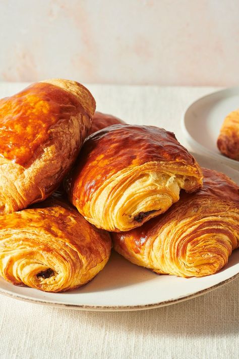 Pain au Chocolat (Chocolate Croissants) Filled Croissant Recipe, Pain Au Chocolat Recipe, Chocolate Croissant Recipe, Trendy Cakes, Croissant Roll, Chocolate Croissants, Croissant Recipe, Chocolate Croissant, Weekend Breakfast