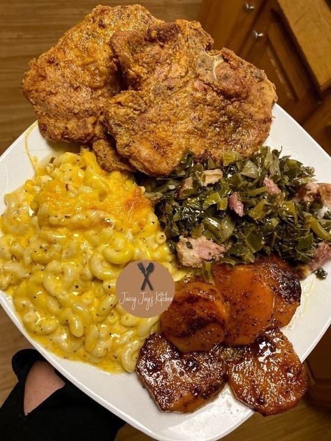 Dinner Pork, Homemade Comfort Food, Southern Recipes Soul Food, Fried Pork Chops, Soul Food Dinner, Food Crush, Food Babe, People Food, Fried Pork