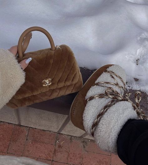 Chanel Snow Boots, Chanel Winter Boots, Ski Fits, Snow Fits, Apres Ski Boots, Purse Aesthetic, Winter Bags, Winter Outfits Aesthetic, Fur Purse