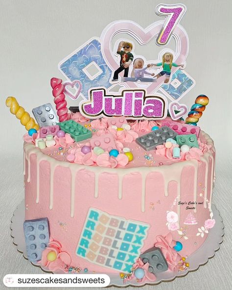 Deze toffe Roblox taart is gemaakt door Suze van Suzes Cakes and Sweets voor de 7e verjaardag van Julia. Ze versierde deze heerlijke taart aan de zijkant met een eetbare print. #suzescakesandsweets #cakeprint #robloxtaart #eetbareprint Cake, Van