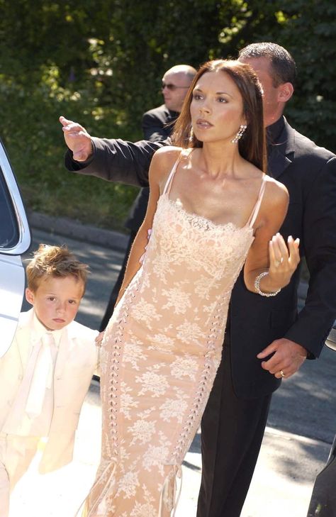 Victoria Beckham David And Victoria Beckham Wedding, Victoria Beckham Aesthetic, Victoria Beckham 2000s, Davinia Taylor, Victoria Beckham 90s, Victoria Beckham Wedding Dress, Victoria Beckham Wedding, Beckham Wedding, Spice Girls 90s