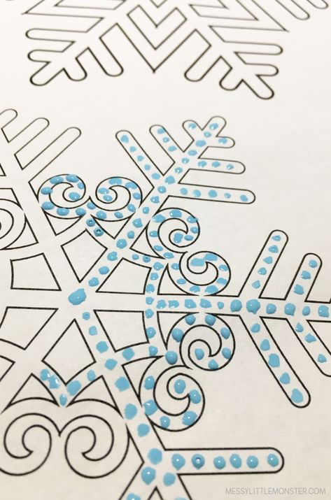 Kindergarten Snowflake Crafts, Christmas Pointillism, Snowflake Dot Painting, Winter Crafts For Elementary Kids, Q Tip Snowflakes, Snowflake Art For Kids, Easy Winter Art For Kids, Snowflake Art Projects For Kids, Winter Art Projects For Kids Elementary