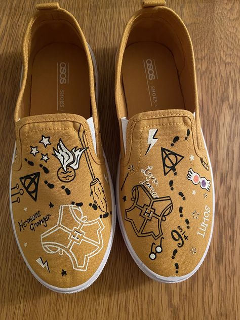 Diy Harry Potter Shoes, Harry Potter Custom Shoes, Hardy Potter, Doodle Shoes, Harry Potter Shoes, Sharpie Shoes, Custom Harry Potter, Painting Shoes, Harry Potter Painting