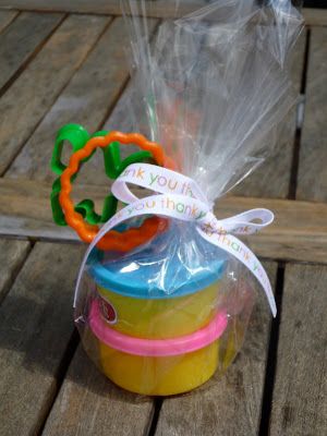 That Cute Little Cake: Rainbow party Favors Creative Party Favors, Party Bag Favors, Gifts For Girls Birthday, Play Doh Party, Playdough Party, Rainbow Party Favors, School Party Favors, Cake Rainbow, Recycled Crayons