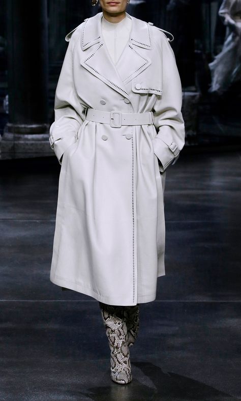 Long White Trench Coat Outfit, White Trench Coat Outfit, Trench Coat Winter, Fendi Coat, White Trench Coat, Chic Outerwear, Cool Coats, Trench Coat Outfit, Moroccan Fashion