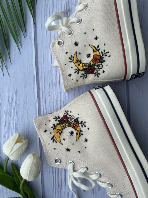 Flower Converse, Design Converse, Doodle Shoes, Embroidery Converse, Converse Embroidery, Moon And Flowers, Bride Sneakers, Floral Converse, Converse Wedding