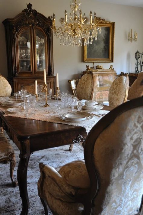 "Bring elegance to your dining area with a Vintage Glam Decor! 🍽️🕰️ Perfect for a space that’s full of character and style. 🌟✨ #VintageDining #GlamStyle #HomeStyling" Vintage Glam Dining Room, Vintage Glam Decor, Glam Dining Room, Glam Dining, Vintage Interior Design, Glam Decor, Vintage Interior, Vintage Glam, Glam Fashion