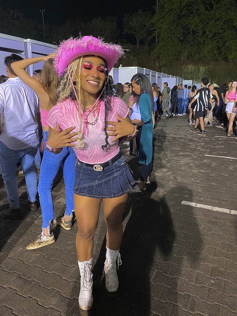 Pink Cowgirl Hat Outfit, Pink Cowboy Hat Outfit, Cowgirl Outfit Aesthetic, Ruffled Skirt Outfit, Pink Cowgirl Outfit, Cowgirl Hat Outfit, Pink Cowgirl Aesthetic, Cowgirl Bachelorette Party Outfits, Y2k Long Skirt