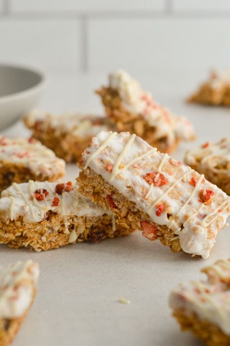 Stacks of granola yogurt bars with white chocolate drizzle. Bake Granola Bars, No Bake Granola, Nut Free Granola, Yogurt Bars, Peanut Butter Rice Krispies, White Chocolate Drizzle, No Bake Granola Bars, Healthy Granola Bars, Baked Granola