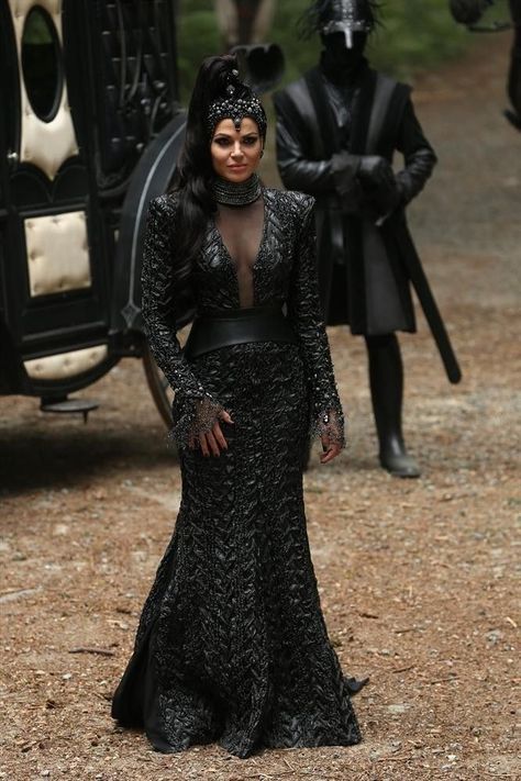 Zelena Mills, Evil Queen Costume, Queen Outfits, Evil Queens, Gown Ideas, Villain Costumes, Queen Dresses, Queen Outfit, Regina Mills