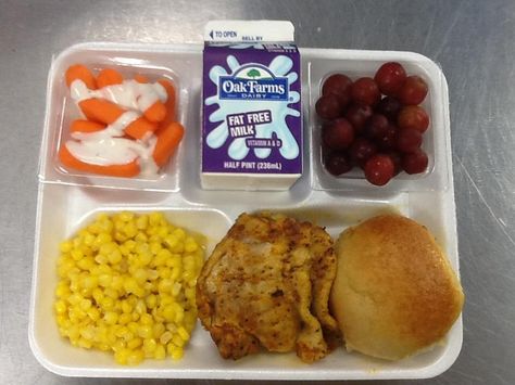 Our first awesome school lunch of the 14-15 year comes from Heritage Middle School-Grapevine Colleyville ISD (TX)where seasoned roasted chicken and honey wheat rolls made the serving line smell like heaven! I filled up my plate with golden sweet corn, baby carrots with a ranch drizzle, fat-free milk and fresh grapes happy new school year - make it a delicious day! School Cafeteria Food, School Lunch Recipes, Cafeteria Food, School Nutrition, Honey Wheat, Home Meals, School Cafeteria, Lunch Food, School Food