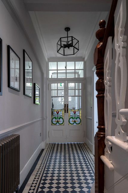 How a Crumbling Edwardian House was Beautifully Restored | Houzz UK 1930s House Interior Original, Victorian Hallway Ideas, Hall Ways Ideas, Hallway Landing, 1930s Decor, 1930s House Interior, 1920 House, Victorian Hallway, Victorian Floor Tiles