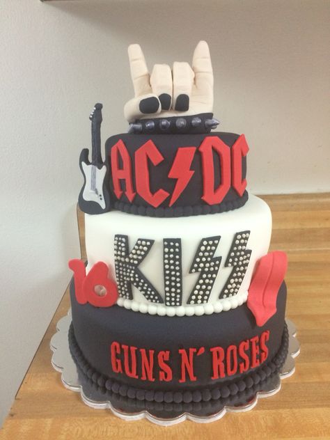 Rock and roll cake❤️ Music Birthday Cake, Boys 18th Birthday Cake, Festa Rock Roll, Rock And Roll Birthday Party, Rock And Roll Birthday, Music Cakes, Music Cake, Drum Cake, Guitar Cake