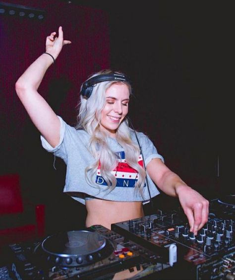 Dj Drawing Reference, Dj Reference Pose, Dj Pose Reference, Beats Aesthetic, Female Dj, Girl Dj, Funny Minion Pictures, La Girls, Dj Art