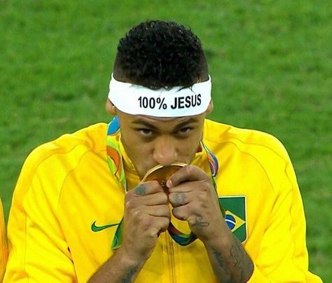 100% G. Neymar helped Brazil scoop Gold at the Olympics in Rio #FilthyFellas 100 Jesus Neymar, Neymar Barcelona, Sport Inspiration, Jesus Wallpaper, Rio 2016, Soccer Pictures, Gold Medal, Neymar Jr, Best Player