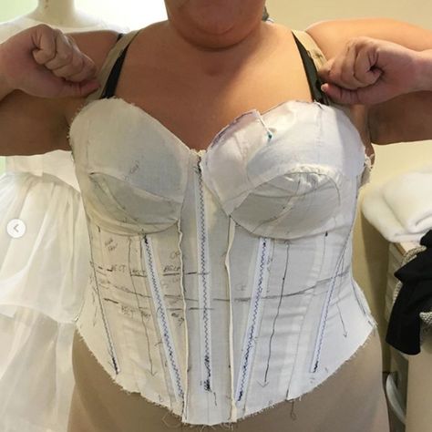 How to Sew a Plus Size Corset | Sew with Me! - The Huntswoman Corset Top Pattern, Corset Tutorial, Plus Size Corset Dress, Plus Size Corset Tops, Diy Corset, Moda Academia, Diy Costumes Women, Corset Sewing Pattern, Plus Size Sewing Patterns