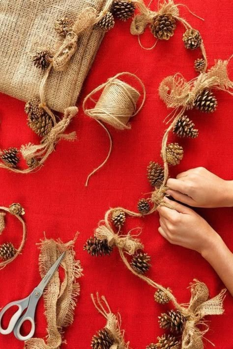 Rustic Burlap and Pinecone Garland Pinecone Garland, Diy Christmas Garland, Cone Crafts, Pine Cone Crafts, Diy Christmas Decorations, Primitive Christmas, Pine Cone, Xmas Crafts, Christmas Deco