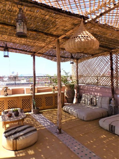 Maroc : Le Riad Yasmine à Marrakech, notre avis - TourDuMonde.fr - blog voyage Riad Yasmine, Morocco Decor, Castle Floor Plan, Moroccan Interior Design, Riad Marrakech, Antique Wall Decor, Rooftop Design, Moroccan Homes, Moroccan Interiors