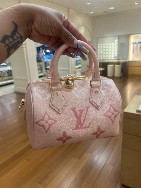 Pink Louis Vuitton Bag, Pink Louis Vuitton, Luxury Bags Collection, Louis Vuitton Pink, Handbag Essentials, Girl Dinner, Girly Bags, Luxury Purses, Fancy Bags