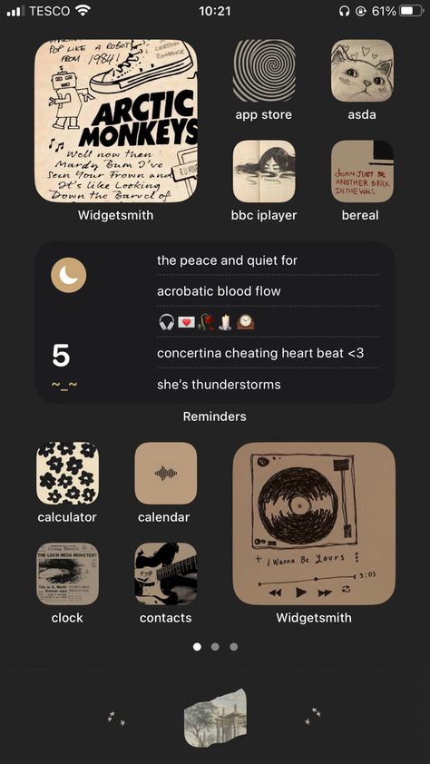 Arctic Monkeys Phone Layout, Music Phone Theme, Arctic Monkeys Phone Theme, Arctic Monkeys Wallpaper Aesthetic, Arctic Monkeys Aesthetic Wallpaper, Music Homescreen, Artic Monkeys Aesthetic, Packs Twitter, 15 Aesthetic