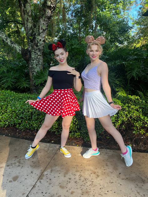 Minnie And Daisy Disney Bounding, Minnie And Daisy Disneybound, Minnie And Daisy Costume, Daisy Disneybound, Minnie Disneybound, Disney Group Costumes, Disney Bonding, Sisters Disney, Disney World Outfit Ideas