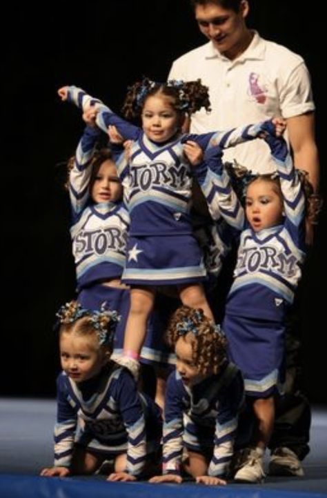 Pee Wee Cheer Stunts, Easy Cheer Stunts, Peewee Cheer, Cheer Pyramids, Kids Cheerleading, Youth Cheerleading, Cheerleading Stunts, Pep Squad, Kids Cheering